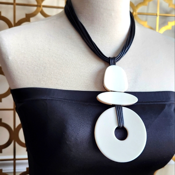 Reversible Black and White Statement Necklace - Picture 9 of 16
